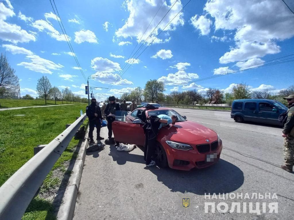 Криминал Харьков: BMW с гранатой и патронами задержали на перекрестке проспектов Ландау и Гагарина